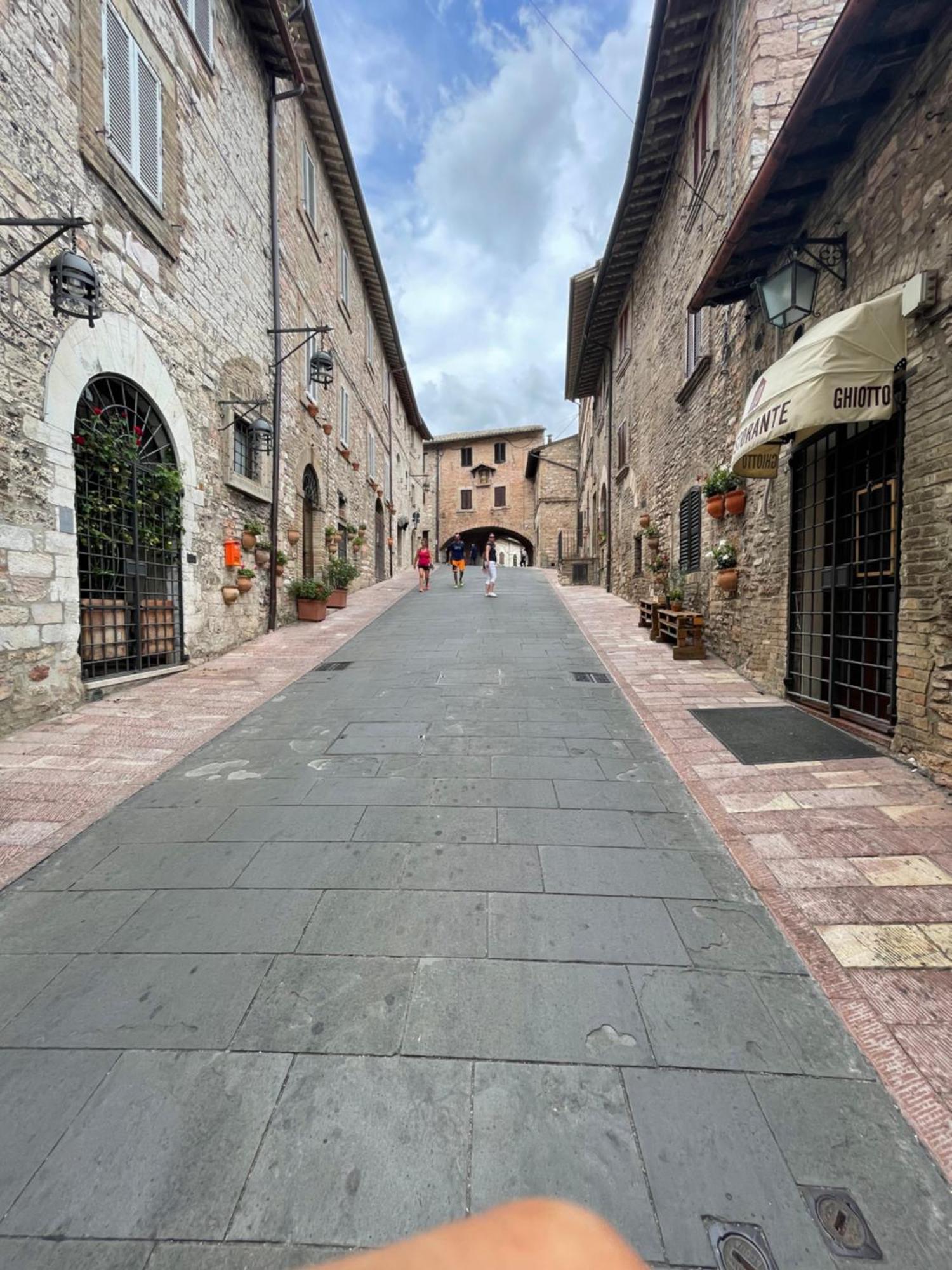 Happy House - Porta San Giacomo Appartement Assisi Buitenkant foto